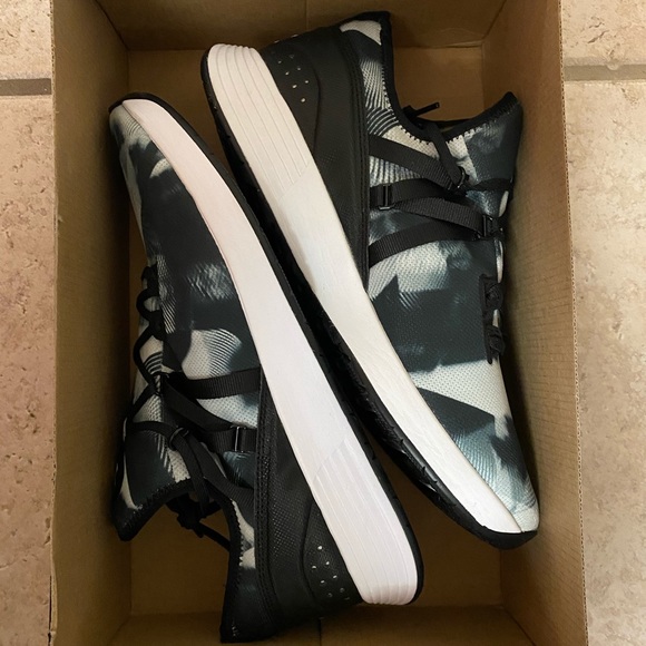 Under Armour Women’s UA Breathe Trainer Size 12 - Picture 3 of 5